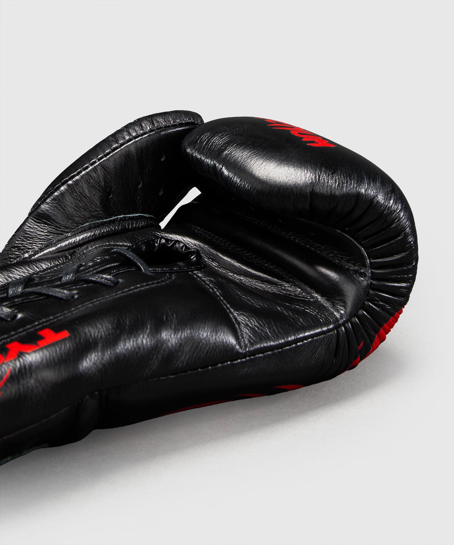 Gants de boxe Venum Giant 2.0 Mike Tyson Pro avec Lacets – Noir/Rouge - Sac inclus