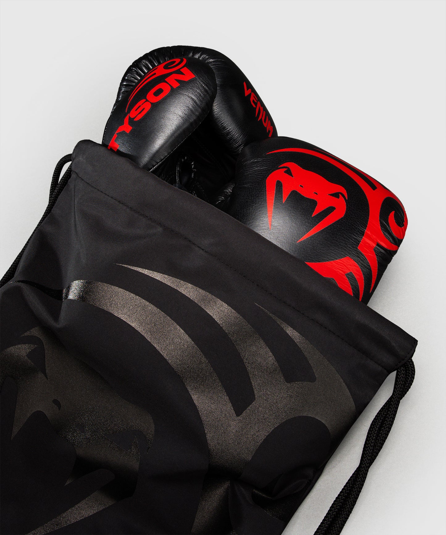 Gants de boxe Venum Giant 2.0 Mike Tyson Pro avec Lacets – Noir/Rouge - Sac inclus