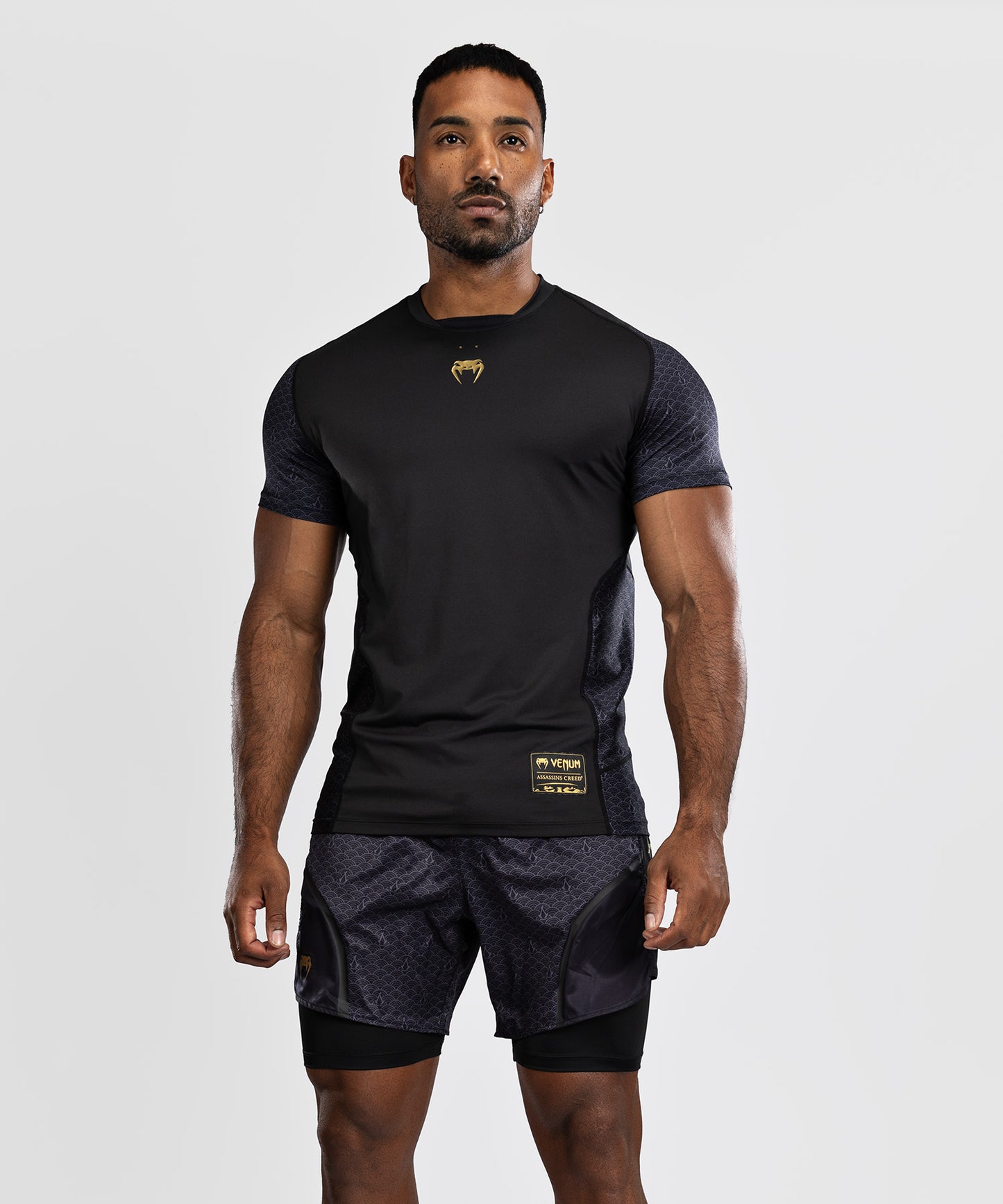Venum x Assassin’s Creed Shadows Camiseta Dry-Tech Hombre - Negra/Oro