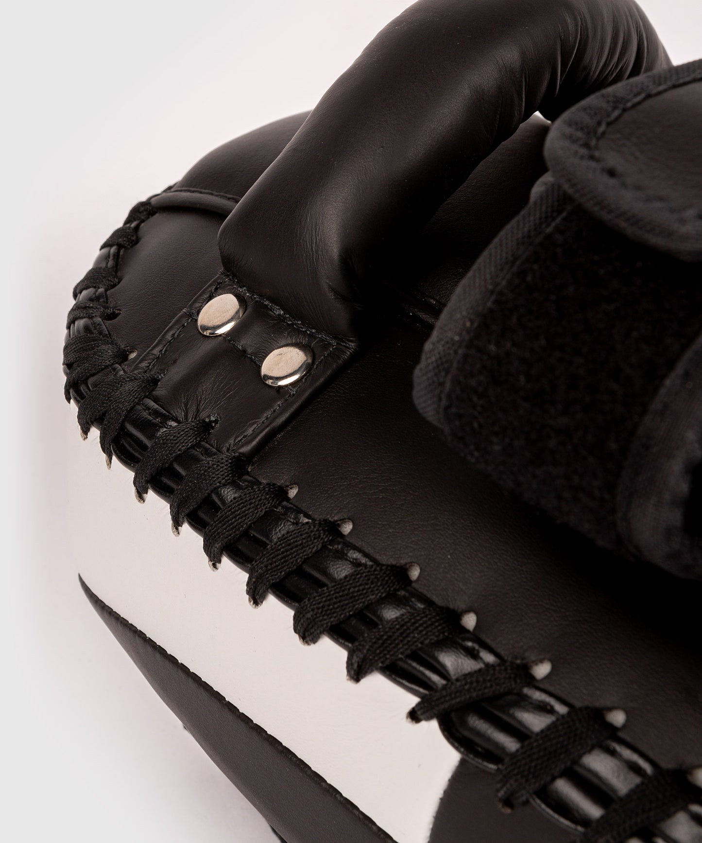 Venum Light Kick Pads - Negro/Blanco
