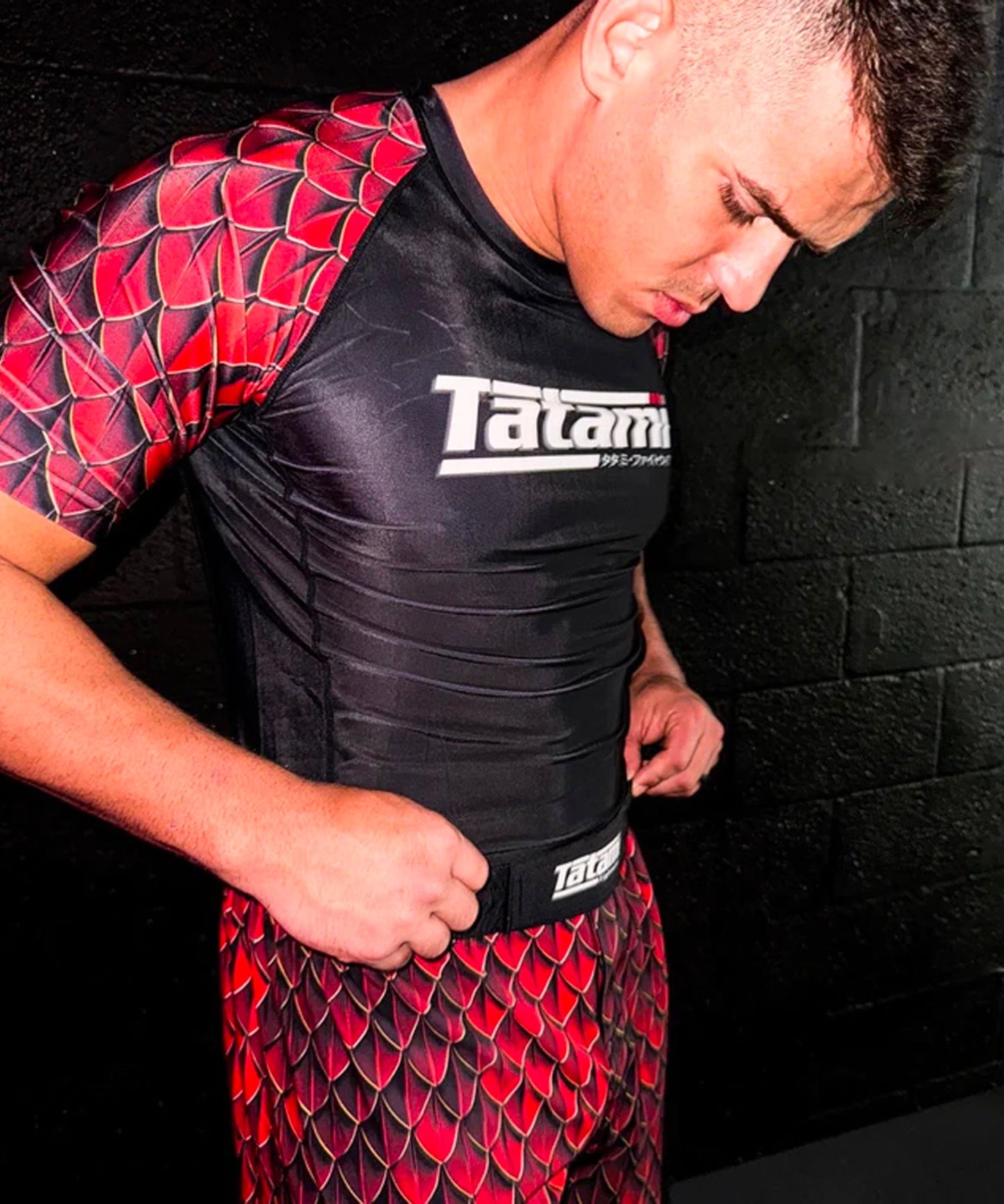 Tatami Fightwear Recharge Dragon Rashguard Kurzarm – Schwarz/Rot