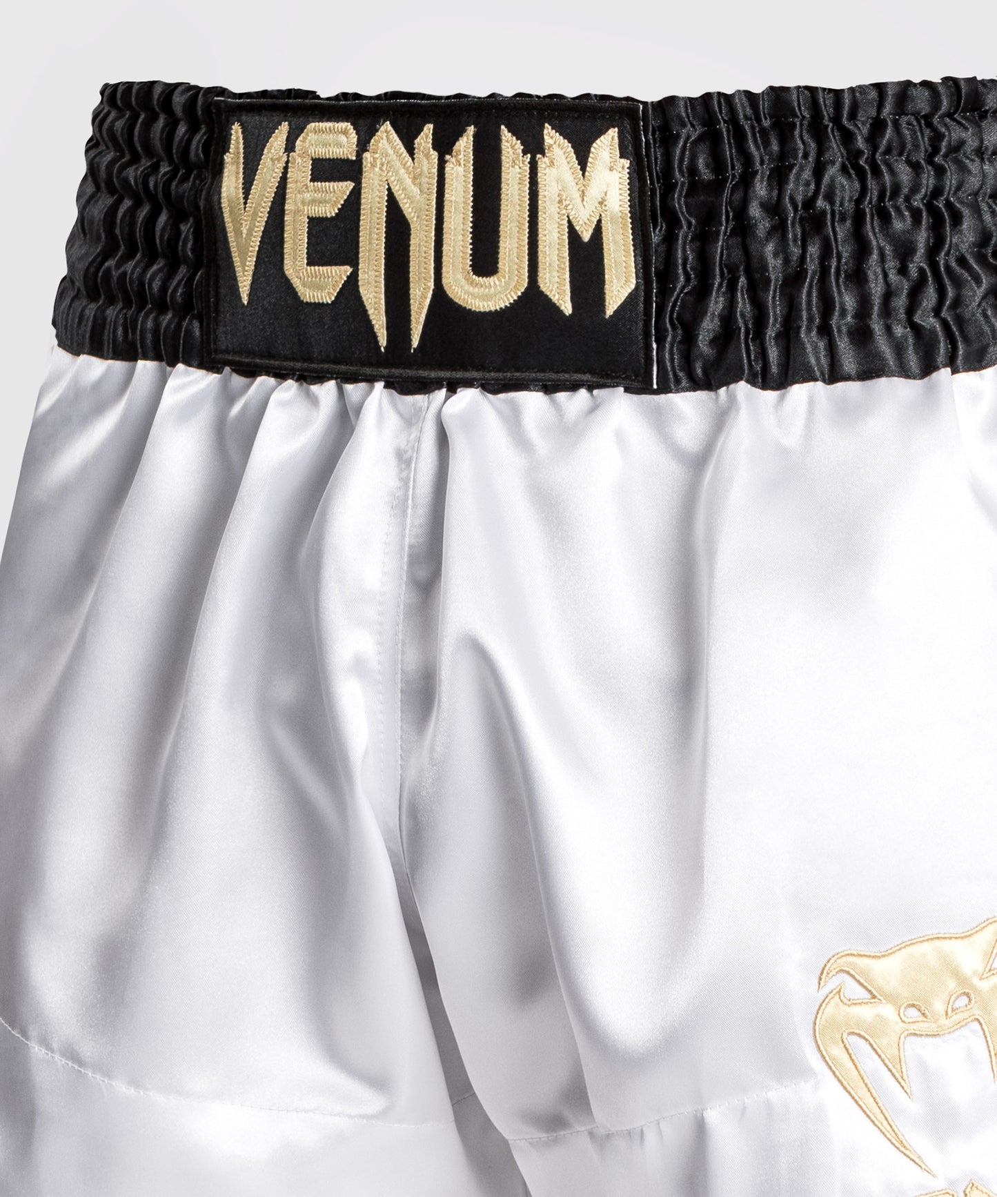Venum Classic Muay Thai Shorts - Negro/Blanco/Oro