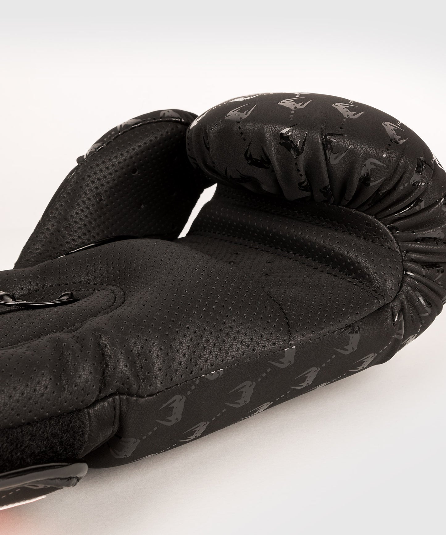 Guantes de Boxeo Venum Impact Monogram – Negro/Oro Rosa 