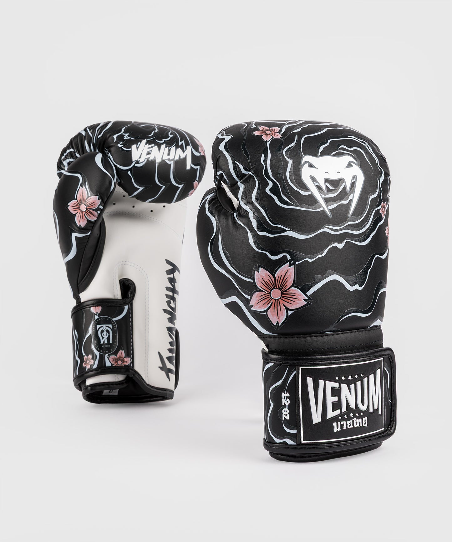 Venum X Tawanchay Boxhandschuhe – Schwarz/Weiß