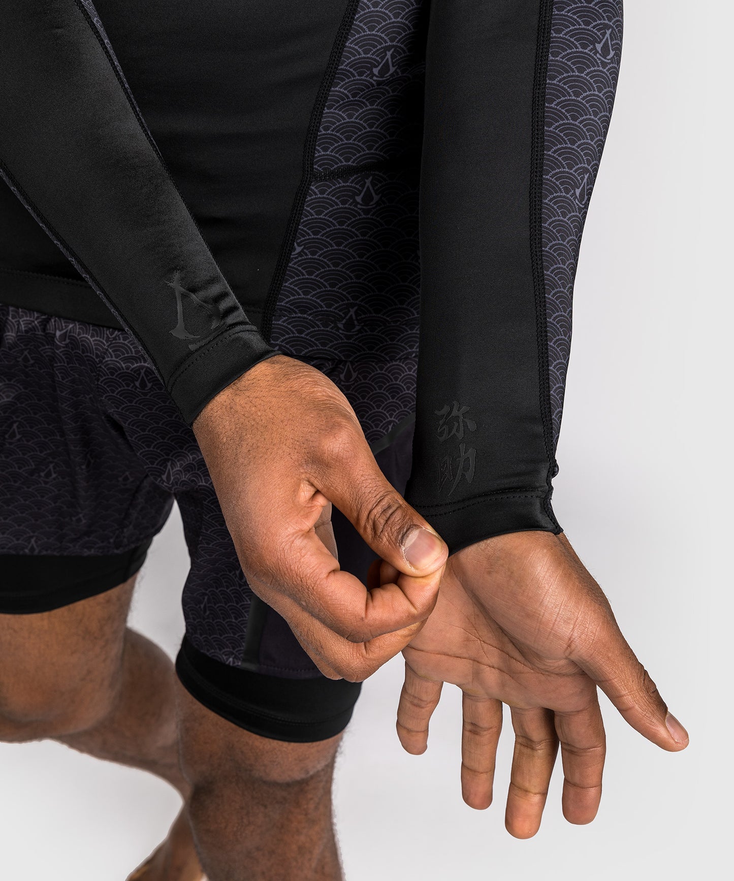 Venum x Assassin’s Creed Shadows Men's Long Sleeve Rashguard - Schwarz
