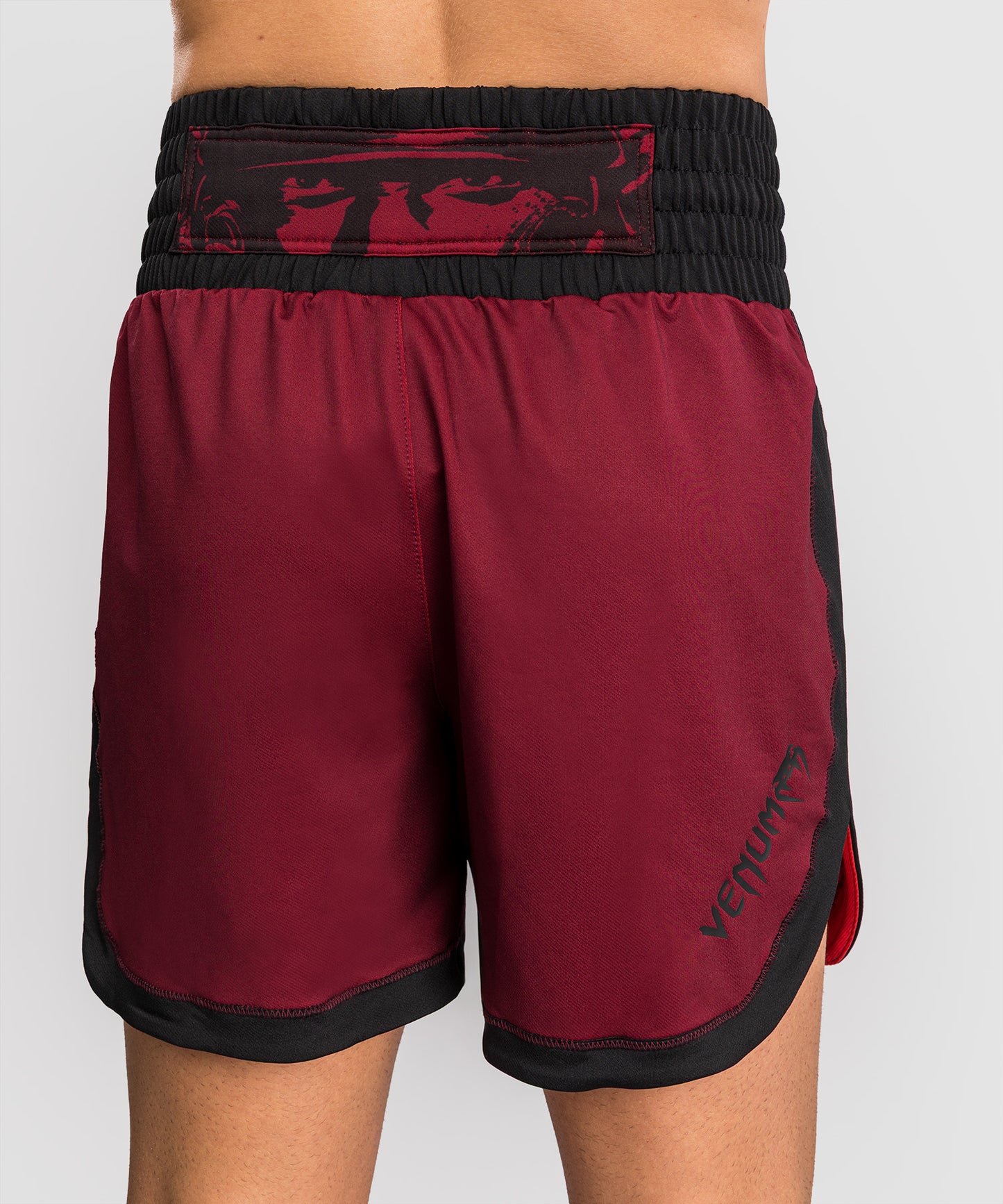 Venum x Assassin’s Creed Shadows Pantaloni da Boxe da Uomo - Borgogna/Nero