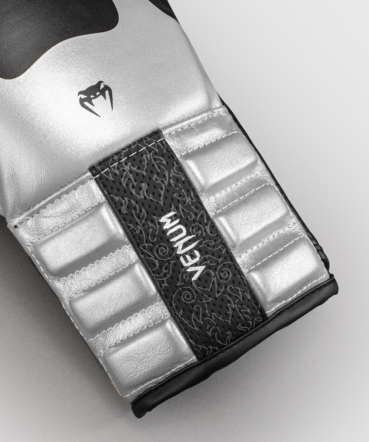 Gants de Boxe Venum Reverso – Noir/Argent