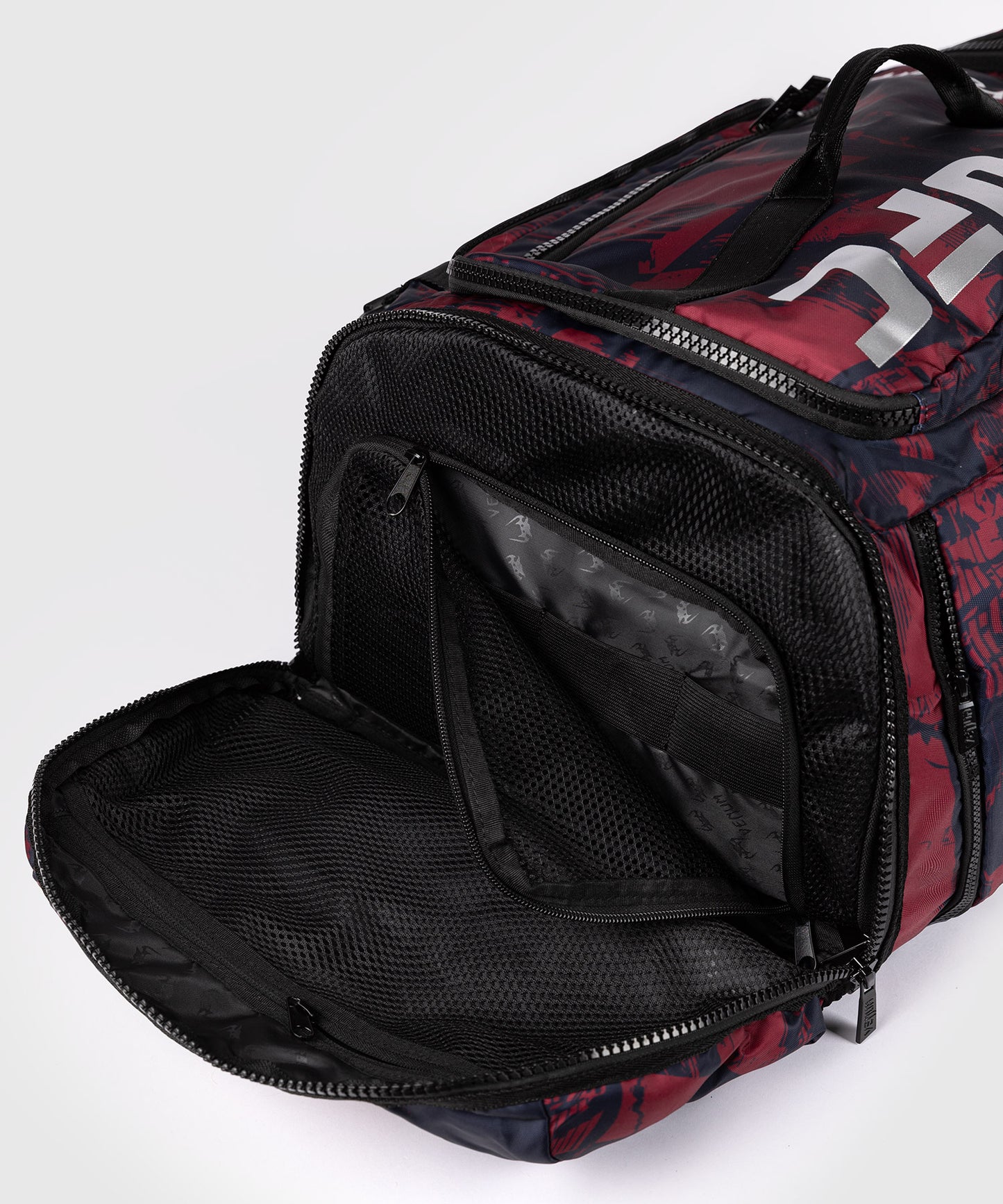 UFC Zenith by Venum Authentic Fight Week Sporttasche - Burgunder (48L)