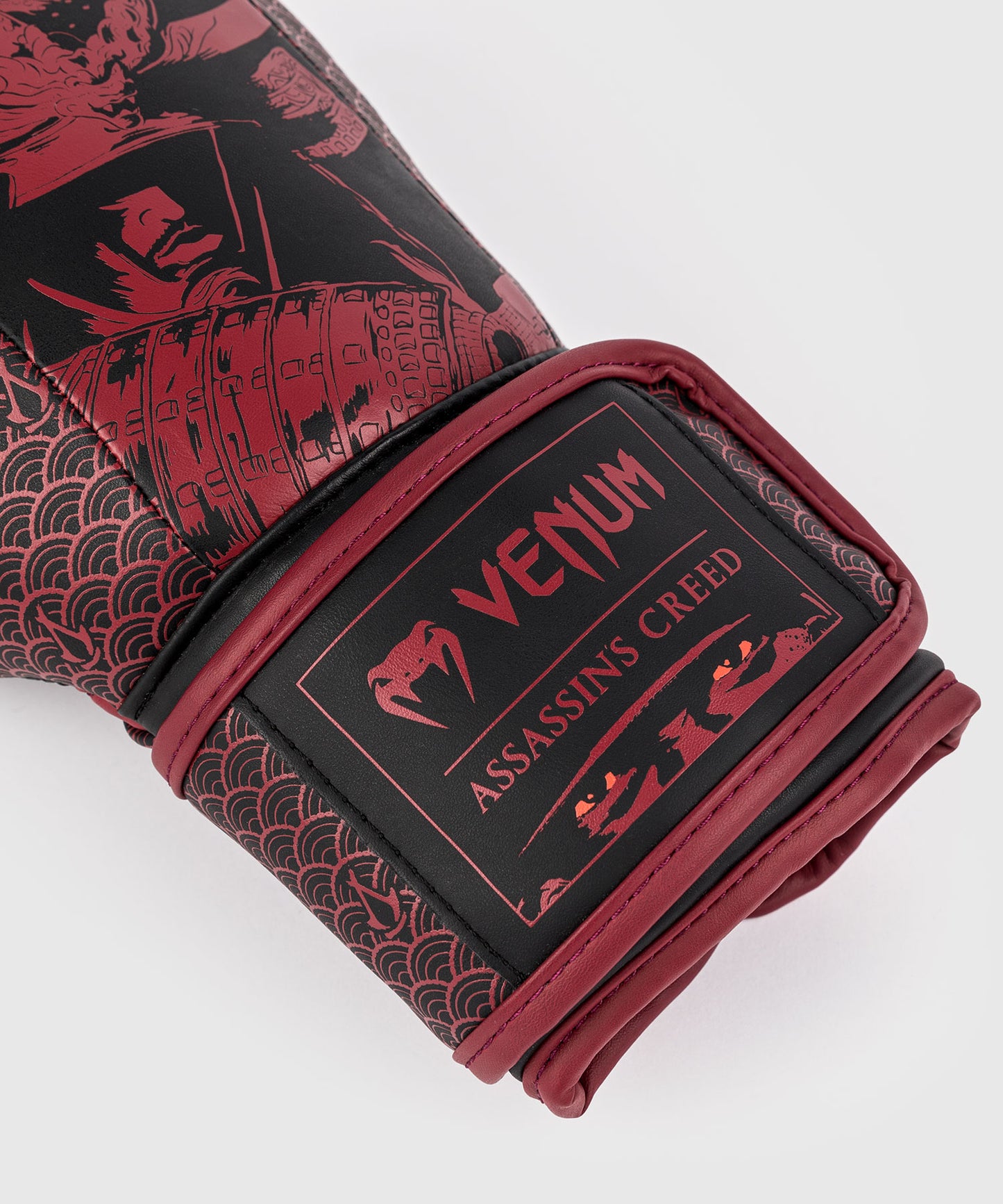 Venum x Assassin’s Creed Shadows Boxhandschuhe - Bordeauxrot/Schwarz