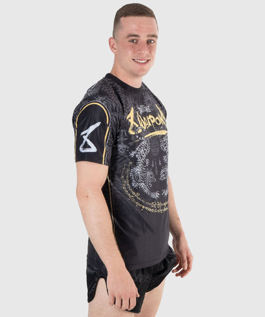 8 Weapons Functional Tiger Yant Camiseta - Negro/Amarillo