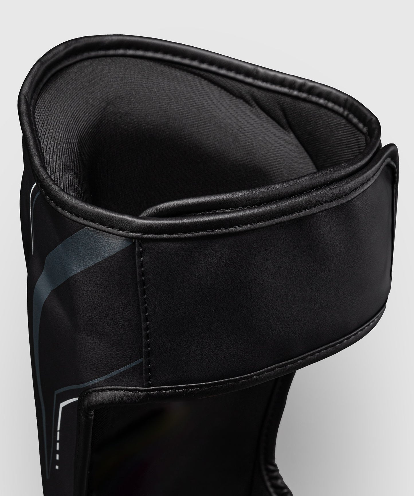 Venum Streamline Paratibie – Nero/Bianco