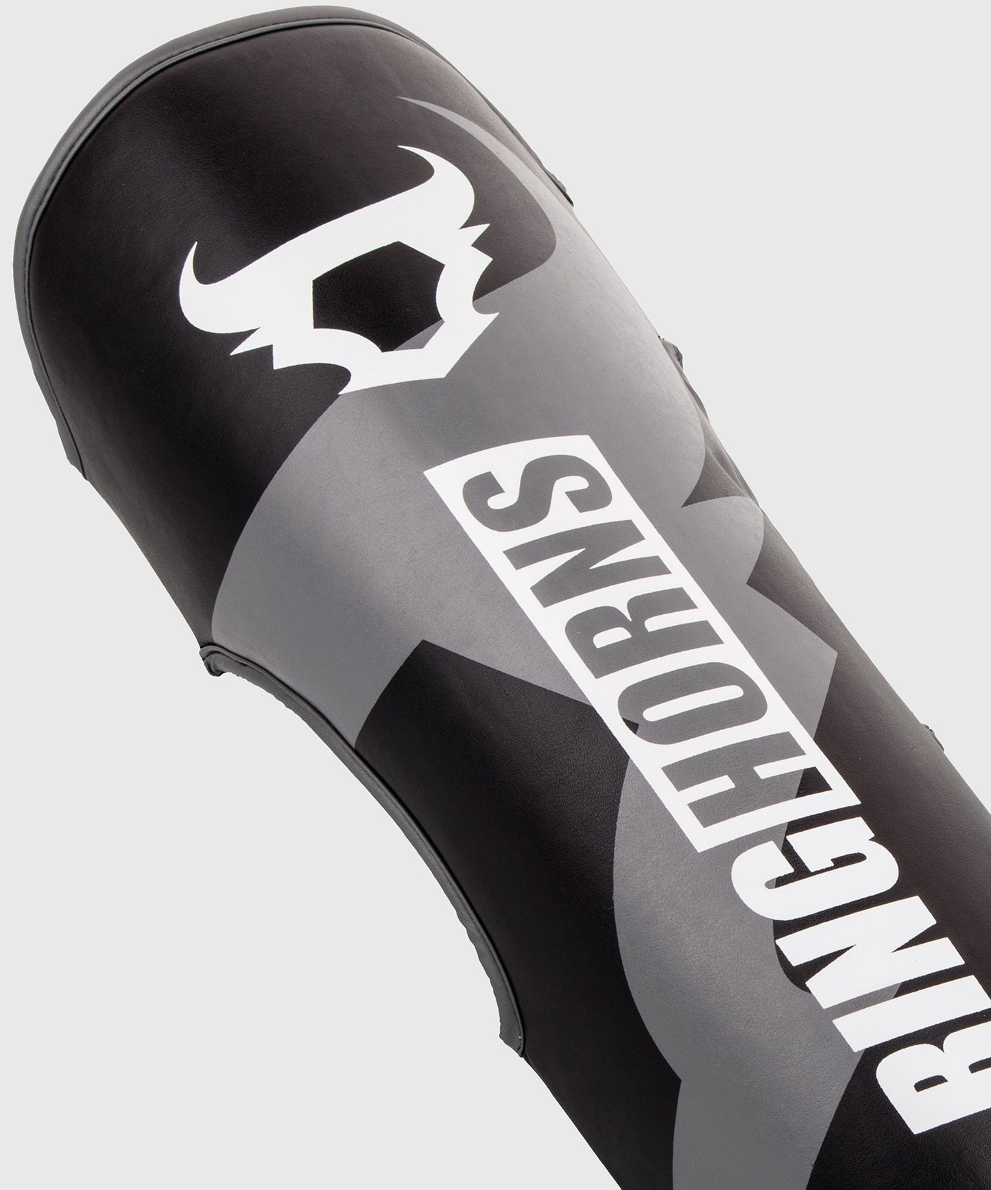 Ringhorns Charger by Venum Schienbeinschoner und Fußschützer – Schwarz