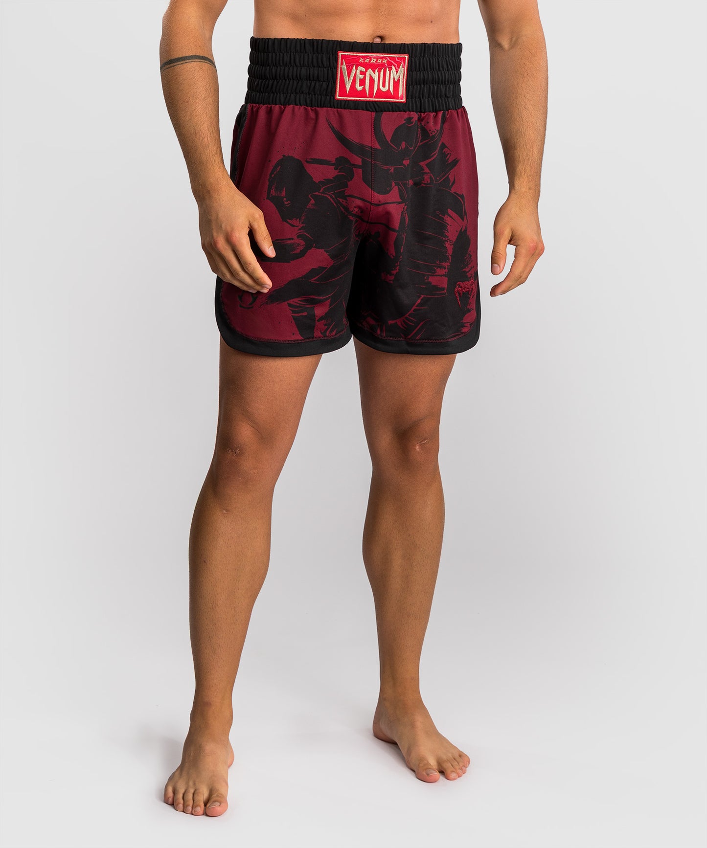 Venum x Assassin’s Creed Shadows Pantaloni da Boxe da Uomo - Borgogna/Nero