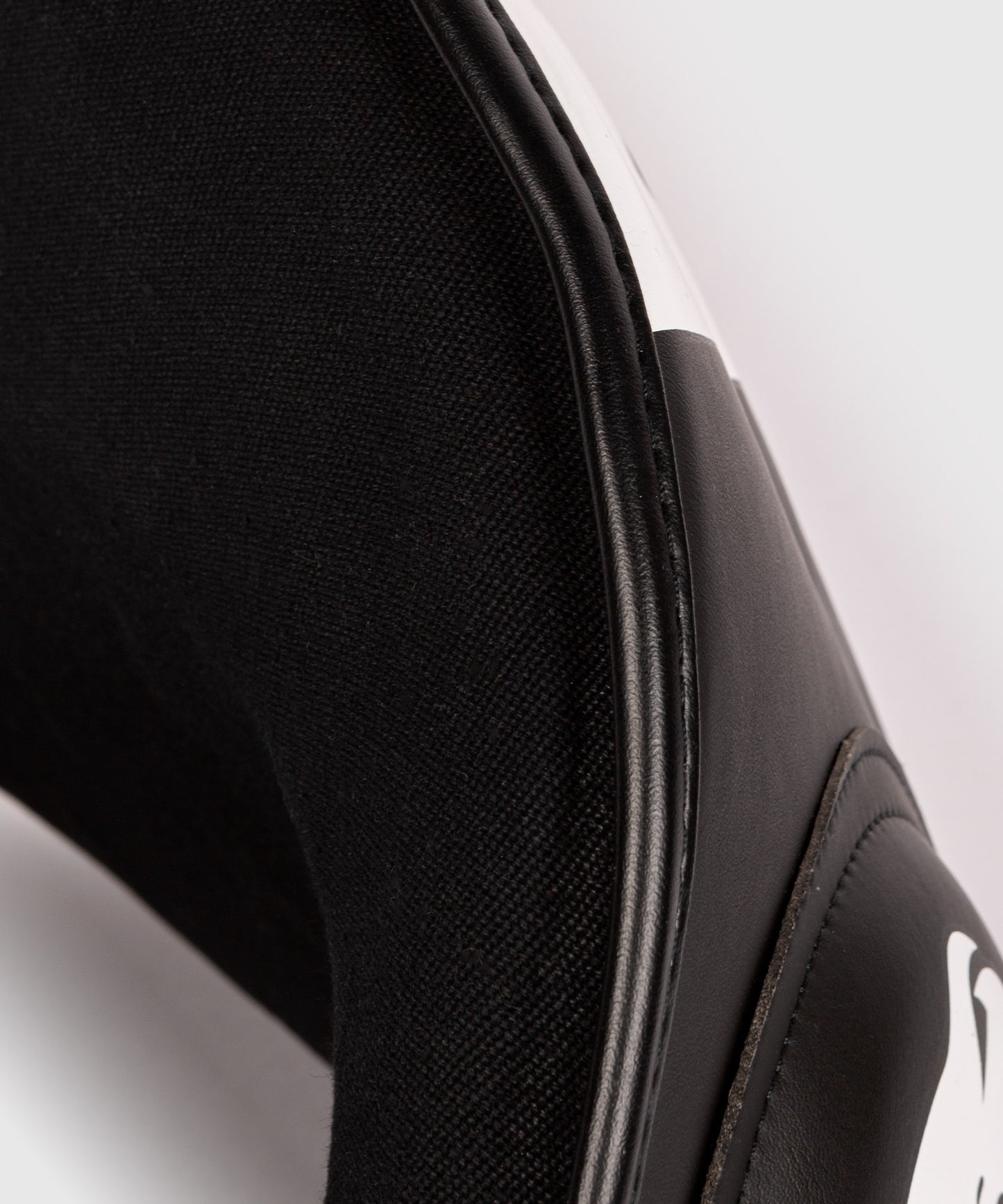 Venum Elite Bauchschutz – Schwarz/Weiß
