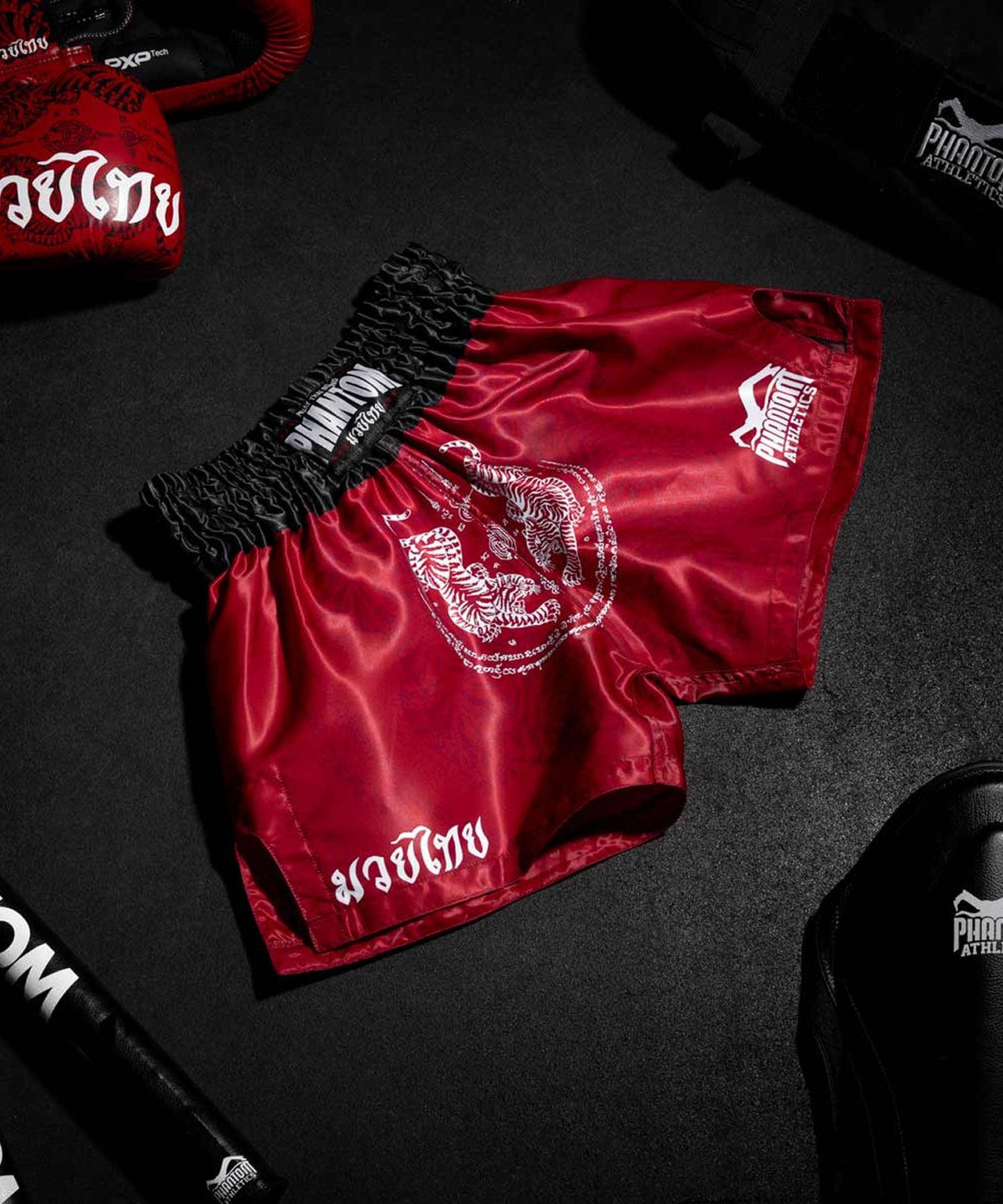 Short de Muay Thai Phantom Athletics Sak Yant - Rouge