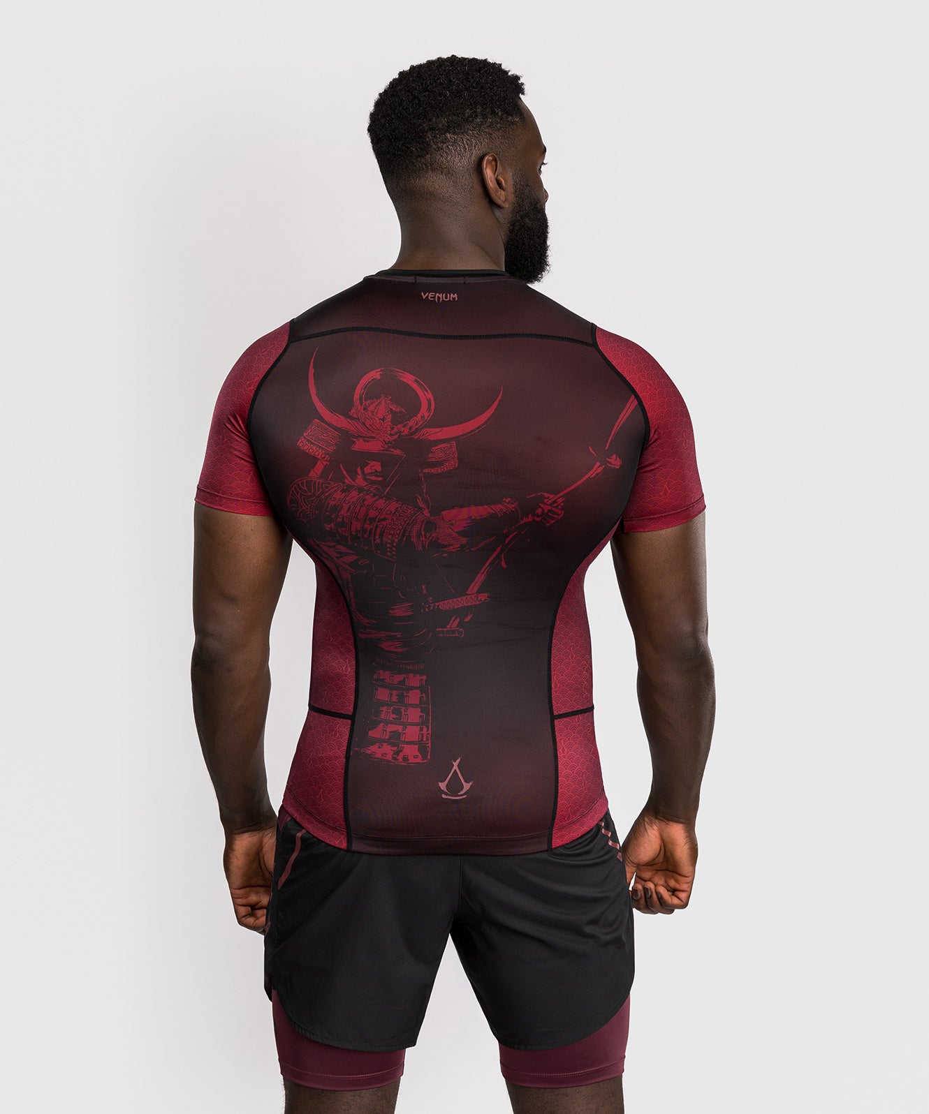 Venum x Assassin’s Creed Shadows Camiseta de Manga Corta Rashguard para Hombre - Burdeos/Negro