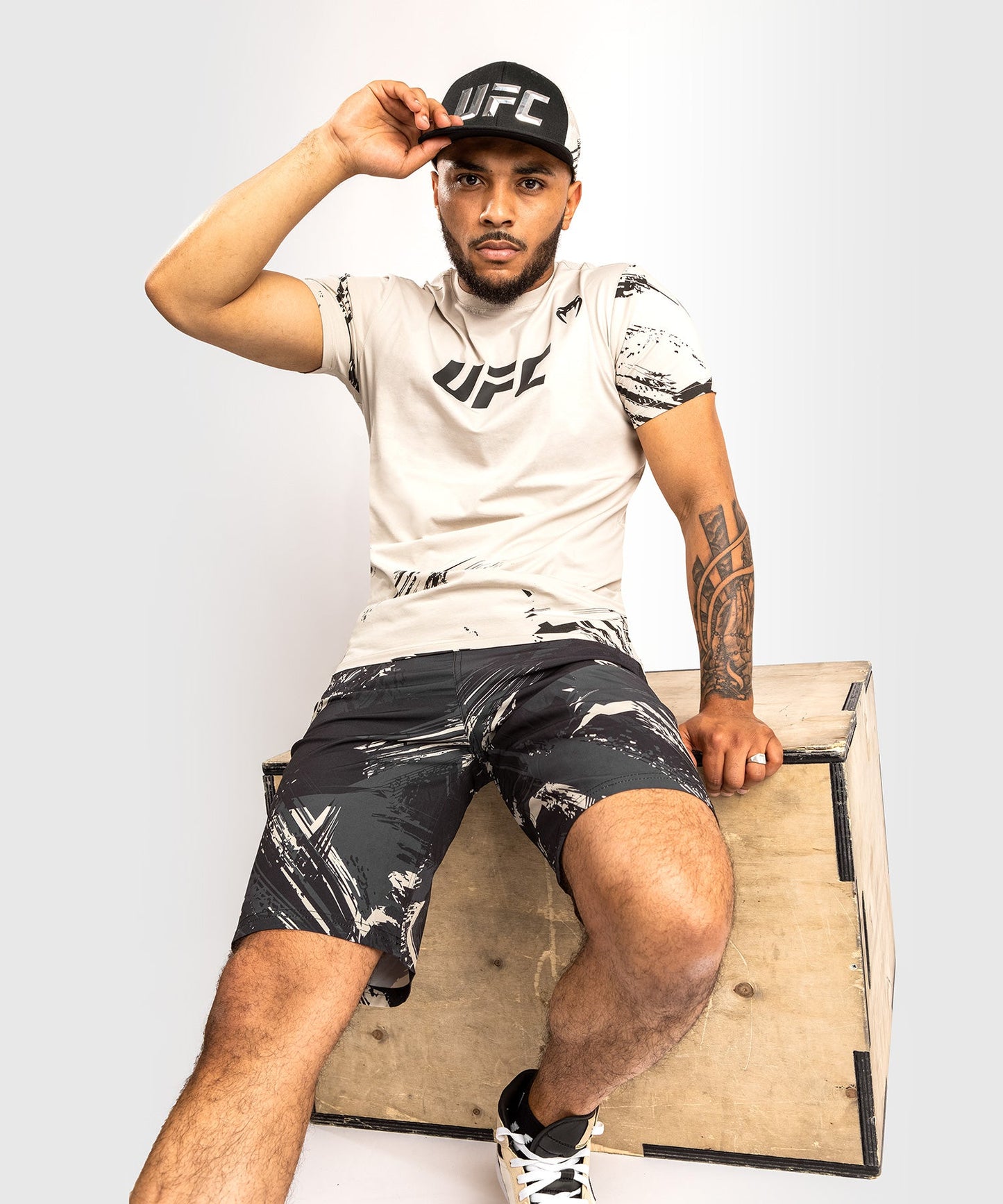 Venum Authentic Fight Week 2.0 UFC T-Shirt - Kurzarm - Sand
