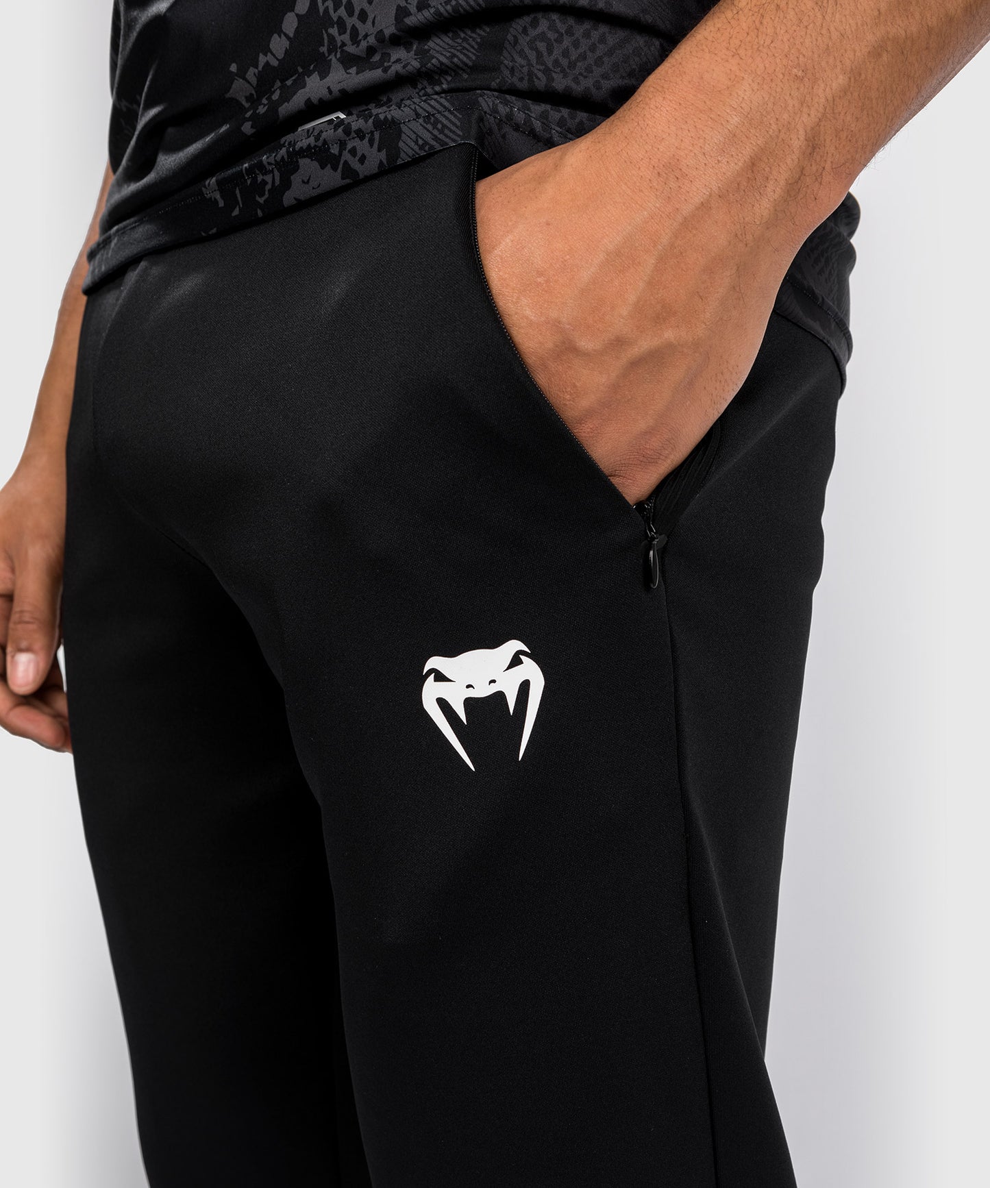 UFC Adrenaline by Venum Authentic Fight Night Herren Walkout Hose - Schwarz